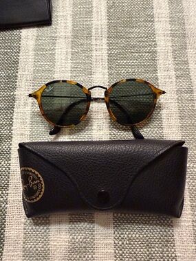 Ray-Ban Tortoiseshell Round Frames with Green Lenses